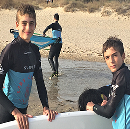 Campamento con actividades acuáticas en embalse con paddel surf y piraguas